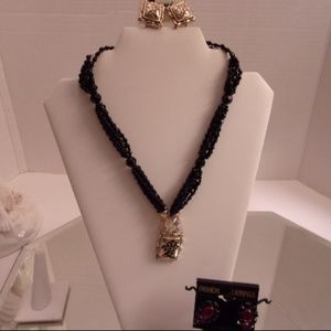 2 clip on earrings & Tamina Necklace. L6-3